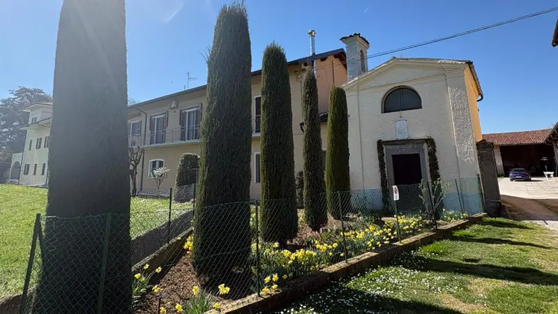 I cinque cipressi piantati vicino alla chiesetta di San Francesco a ricordo dei cinque fratelli Sirani © www.giornaledibrescia.it