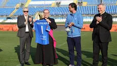 Il vescovo di Brescia Tremolada con la maglia dell'Union Brescia - sito web Union Brescia