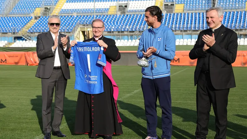 Il vescovo di Brescia Tremolada con la maglia dell'Union Brescia - sito web Union Brescia