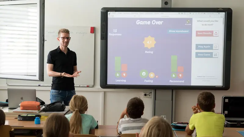 Un insegnante in classe - © www.giornaledibrescia.it