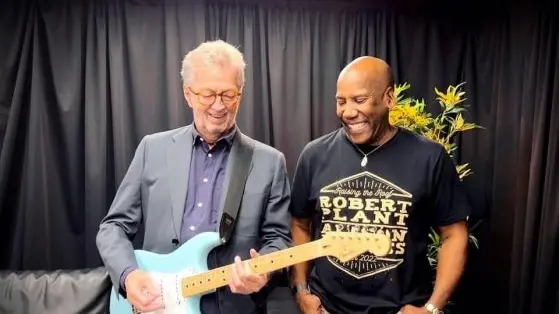 Nathan East (a destra) con Eric Clapton © www.giornaledibrescia.it