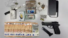 Soldi, droga e armi rinvenuti dalla Polizia locale di Brescia
