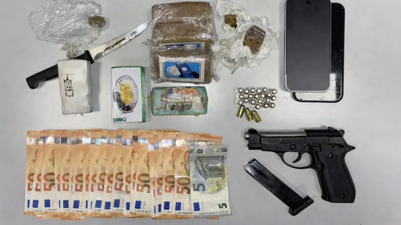 Soldi, droga e armi rinvenuti dalla Polizia locale di Brescia