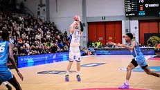 Miro Bilan, il tiro decisivo al PalaRadi di Cremona - Foto Claudio Degaspari/Ciamillo-Castoria © www.giornaledibrescia.it