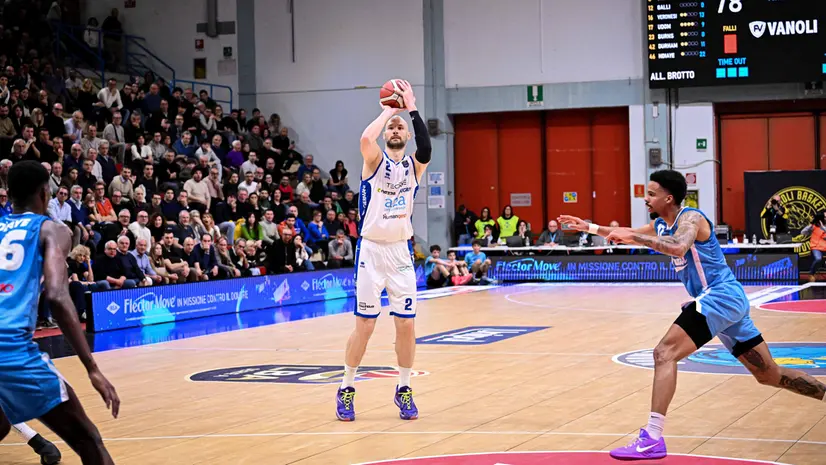 Miro Bilan, il tiro decisivo al PalaRadi di Cremona - Foto Claudio Degaspari/Ciamillo-Castoria © www.giornaledibrescia.it