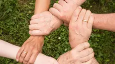 Familiari aiutano altri familiari