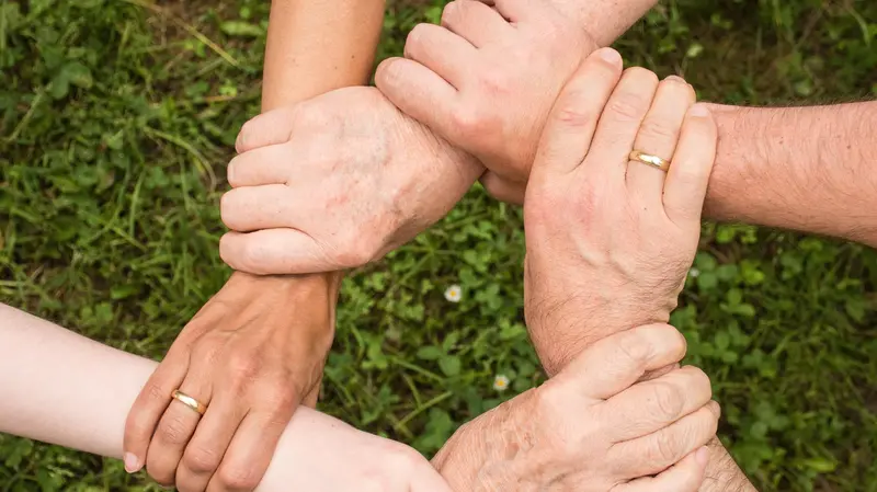 Familiari aiutano altri familiari