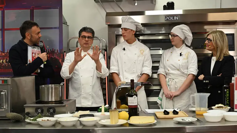 Gli studenti del Caterina de' Medici con chef Beppe Maffioli e i conduttori - Foto New Reporter Favretto © www.giornaledibrescia.it