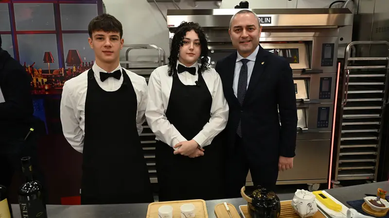 Gli studenti di sala col professor Artur Vaso - Foto New Reporter Favretto © www.giornaledibrescia.it