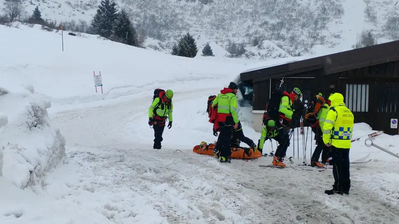 Squadre di soccorso al lavoro per aiutare il ragazzo ferito
