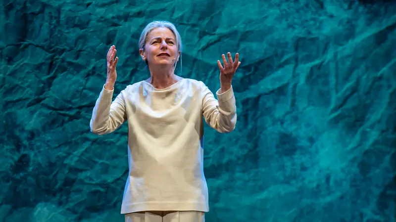 Lucilla Giagnoni in scena - © www.giornaledibrescia.it