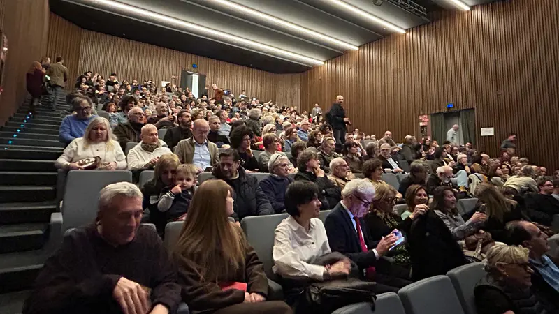 Tutto esaurito al teatro Borsoni - © www.giornaledibrescia.it