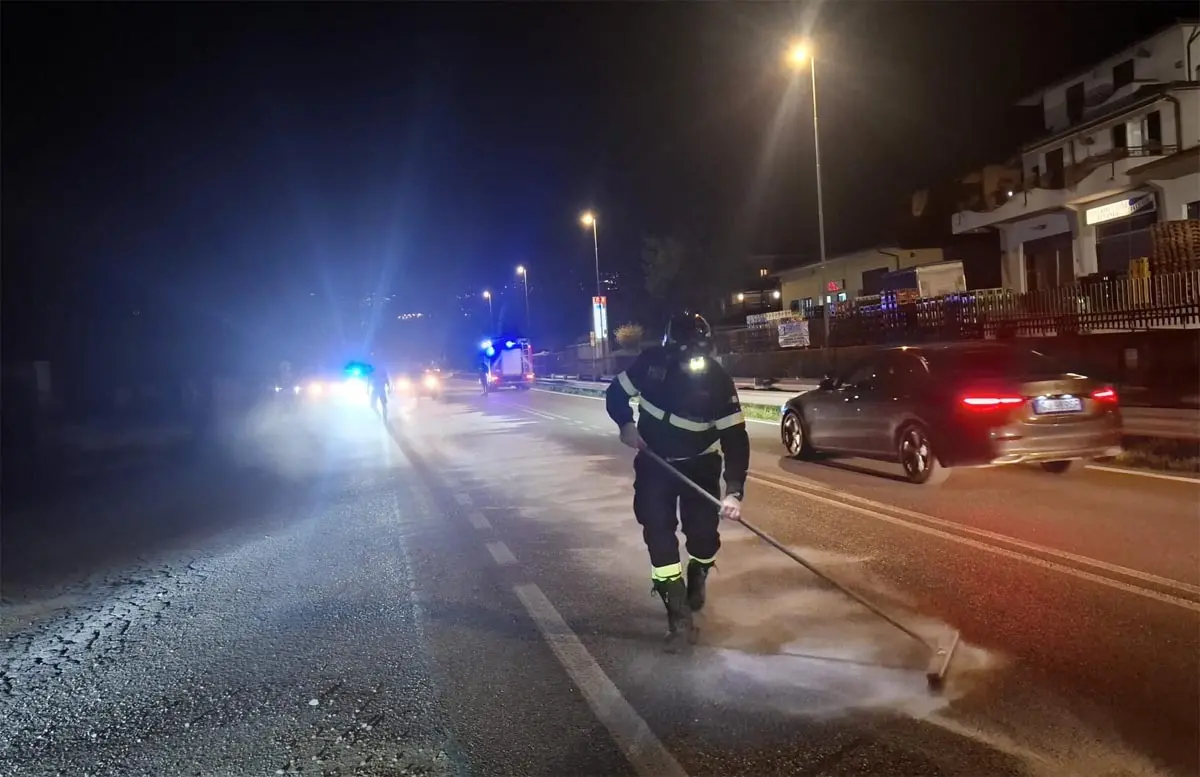 L'intervento dei Vigili del fuoco sulla tangenziale odolese