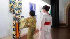 Due visitatrici  alla mostra nella Galleria Montina