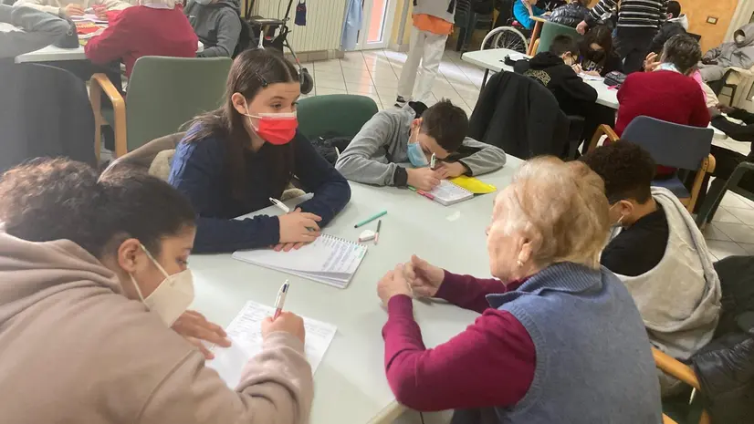 Alunni e nonne della Rsa - © www.giornaledibrescia.it