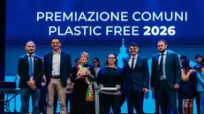 La sindaca Marzia Manovali ritira le due tartarughe - © www.giornaledibrescia.it