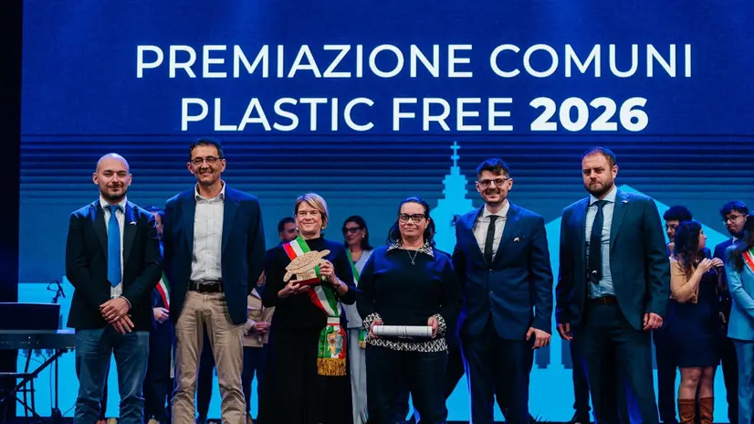 La sindaca Marzia Manovali ritira le due tartarughe - © www.giornaledibrescia.it