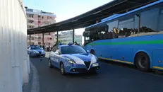 Un autobus e una volante della Polizia di Stato