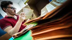 Operazioni di spoglio delle schede relative ai quesiti referendari presso un seggio