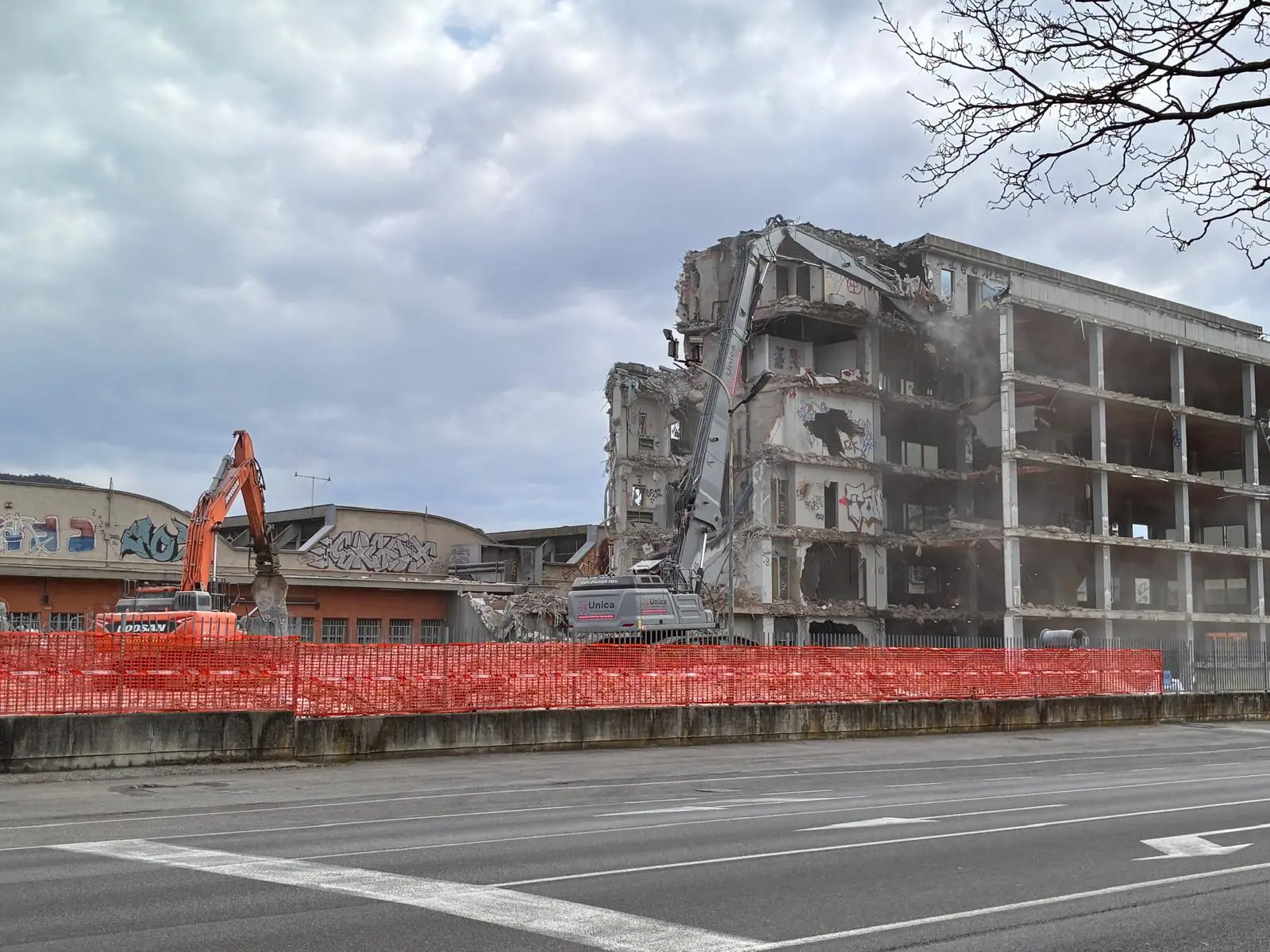 I lavori di abbattimento dell'ex Baribbi