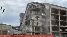 I lavori di abbattimento dell'ex Baribbi