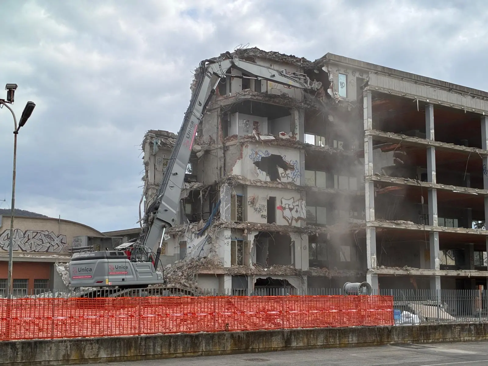 I lavori di abbattimento dell'ex Baribbi