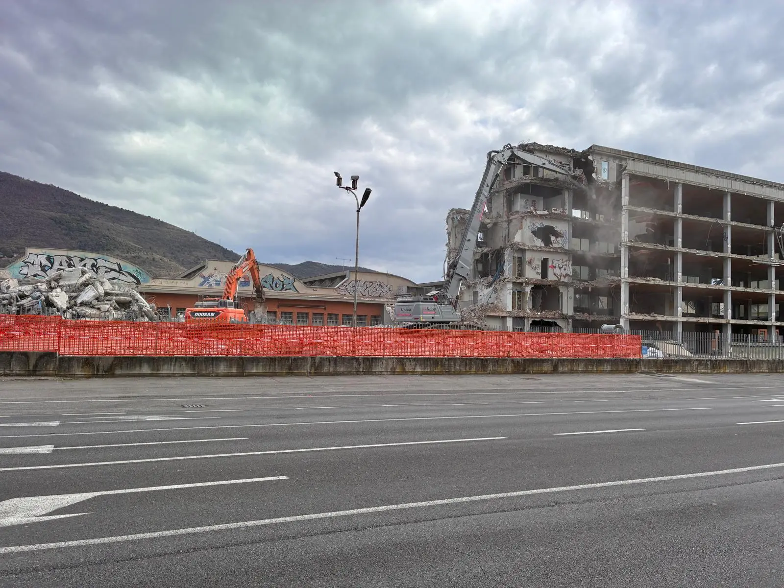 I lavori di abbattimento dell'ex Baribbi