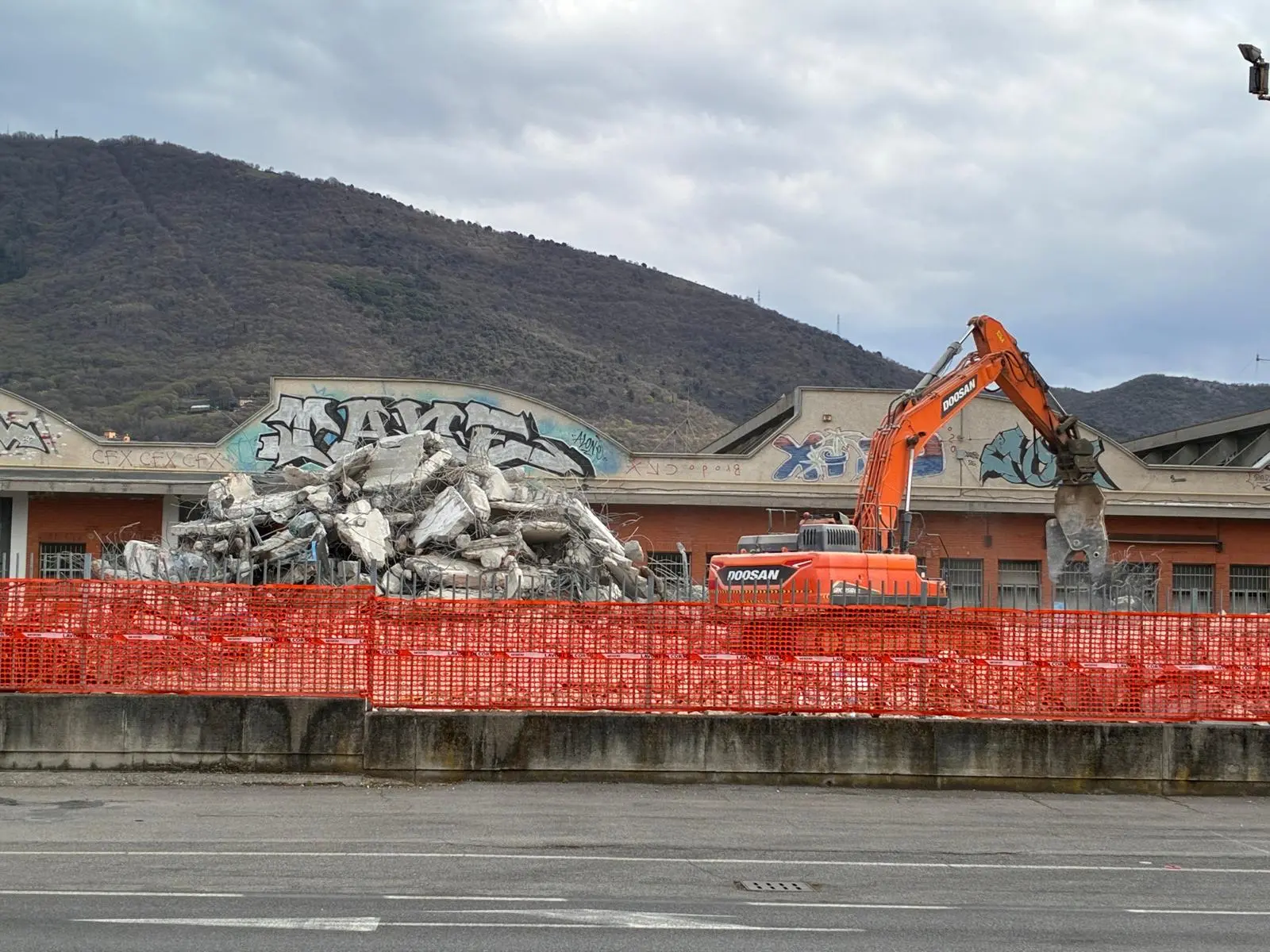 I lavori di abbattimento dell'ex Baribbi