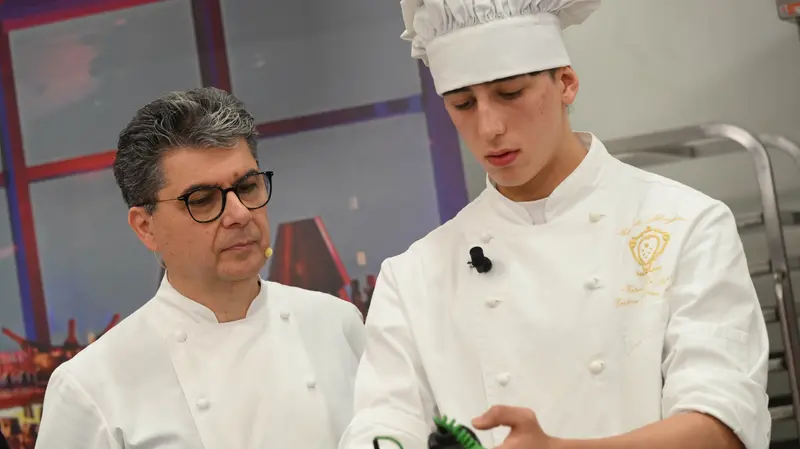Chef Beppe Maffioli con uno studente dell'istituto Caterina de' Medici - Foto New Reporter Favretto © www.giornaledibrescia.it