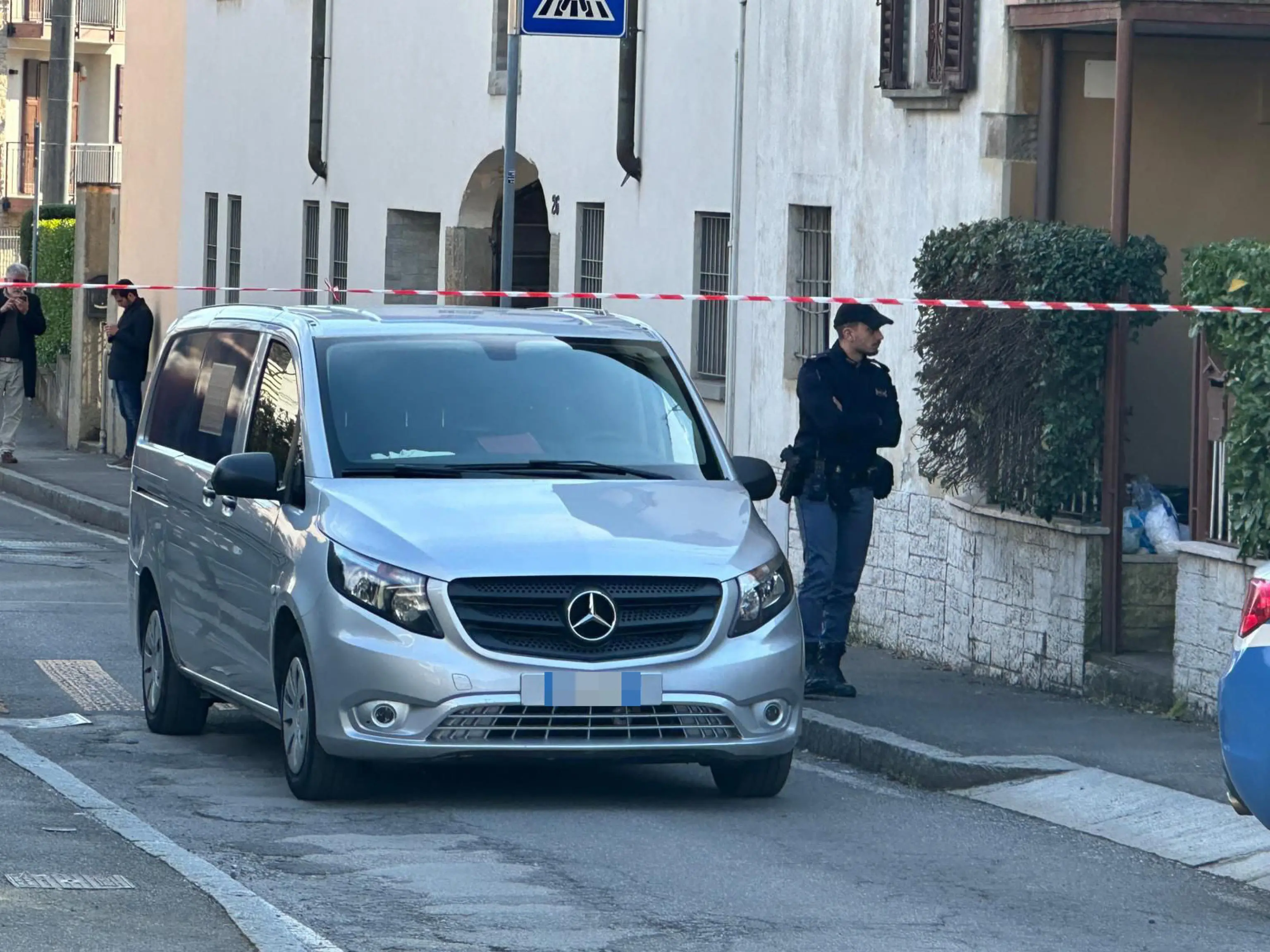 Femminicidio a Bergamo, gli inquirenti sul luogo del delitto