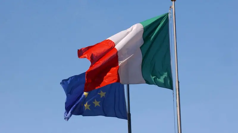 La bandiera europea e quella italiana - © www.giornaledibrescia.it