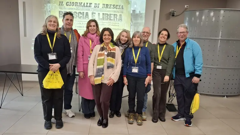 I turisti con la docente Agnese Lavorgna e il direttore del GdB Nunzia Vallini - © www.giornaledibrescia.it