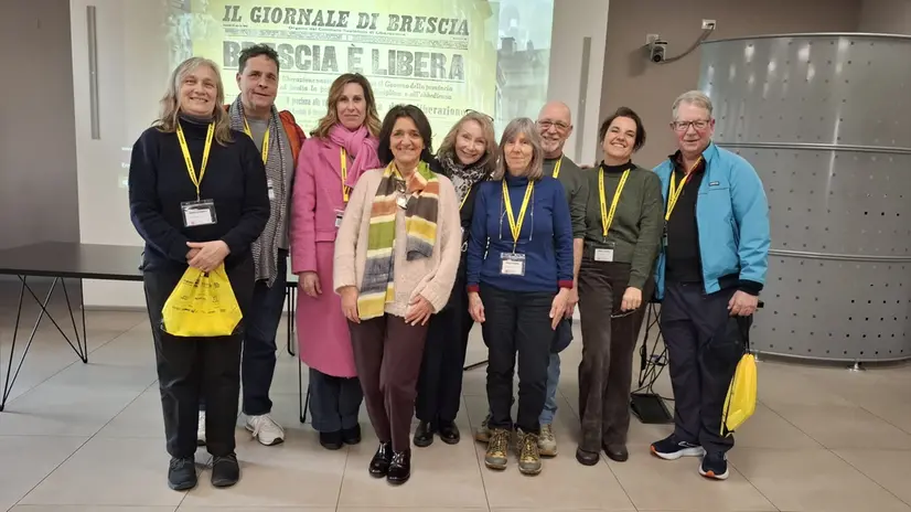 I turisti con la docente Agnese Lavorgna e il direttore del GdB Nunzia Vallini - © www.giornaledibrescia.it