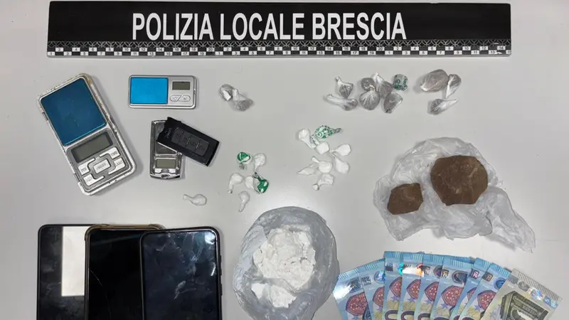Droga, denaro e telefoni sequestrato