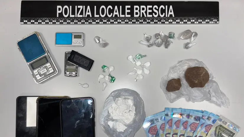 Droga, denaro e telefoni sequestrato