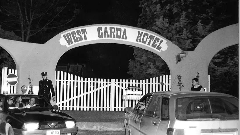 Il parcheggio dell'hotel negli scatti del 1997