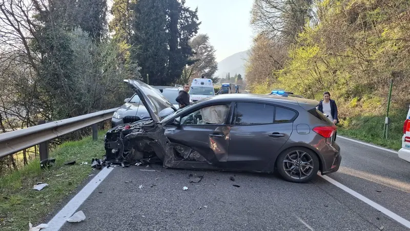 Tre le auto coinvolte nell'incidente a Roè Volciano © www.giornaledibrescia.it