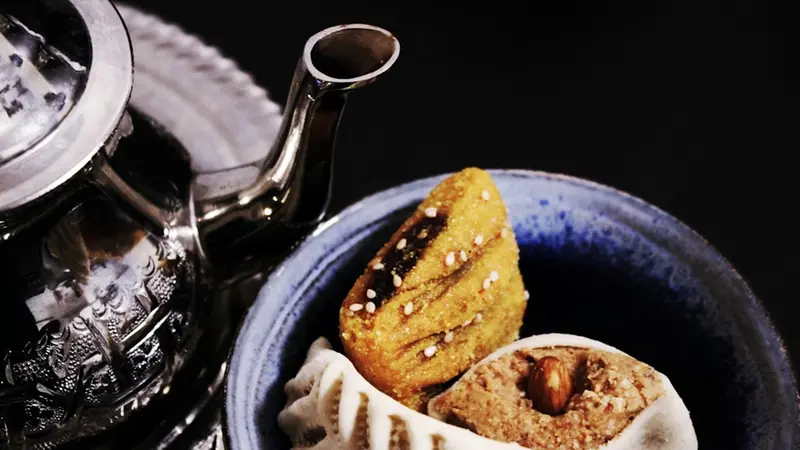 Tè alla mente e alcuni dolci tipici del nord Africa - © www.giornaledibrescia.it