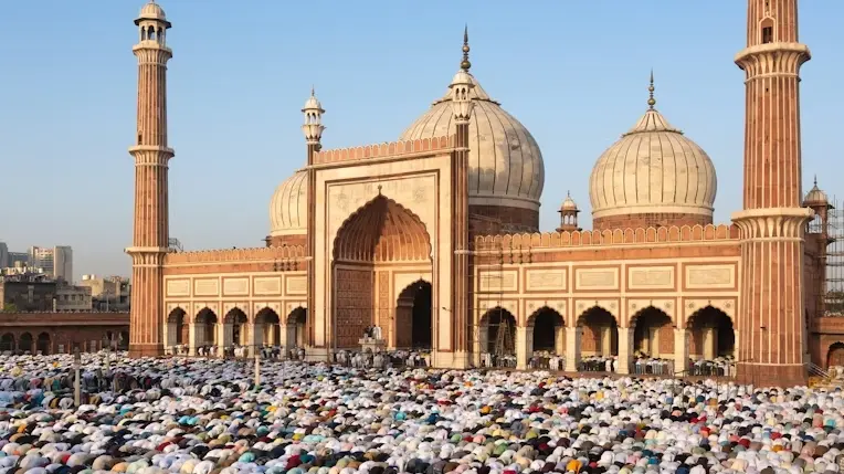 Fedeli che celebrano la fine del Ramadan - © www.giornaledibrescia.it