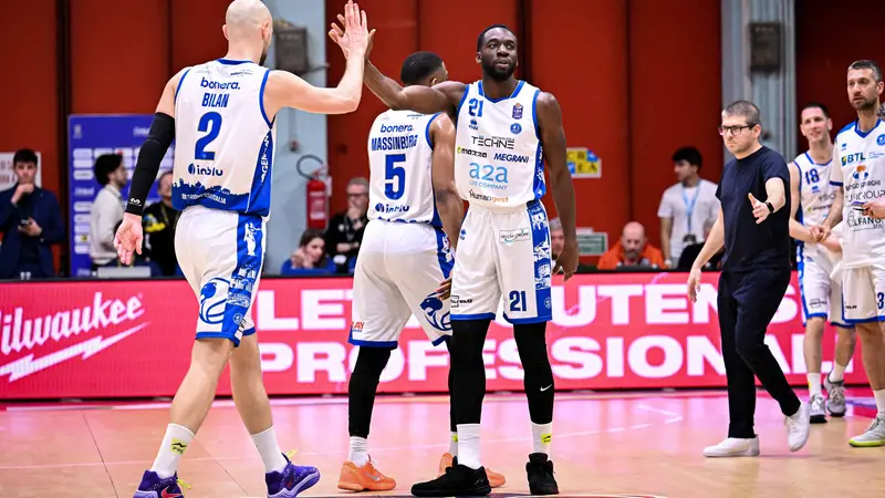 Miro Bilan, Cj Massinburg e Joseph Mobio contro Vanoli Basket Cremona - Foto Claudio Degaspari / Ciamillo-Castoria