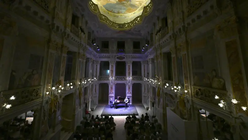 Un appuntamento nel Ridotto del teatro - Foto New Reporter Favretto © www.giornaledibrescia.it