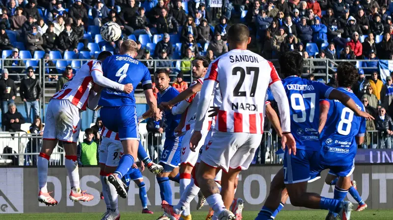 Un momento del match di andata - Foto Newreporter Pasotti © www.giornaledibrescia.it