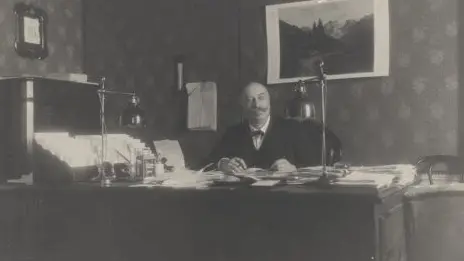 Giovanni Giolitti alla scrivania nel suo studio