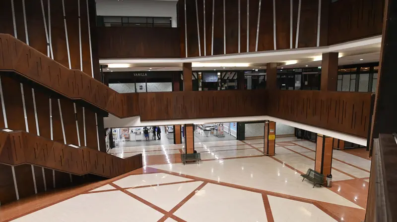 I malintenzionati trovano rifugio all'interno del centro commericale - Foto Gabriele Strada Neg © www.giornaledibrescia.it