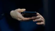 La moglie ha sventato la truffa quando ha trovato il marito armeggiare con lo smartphone