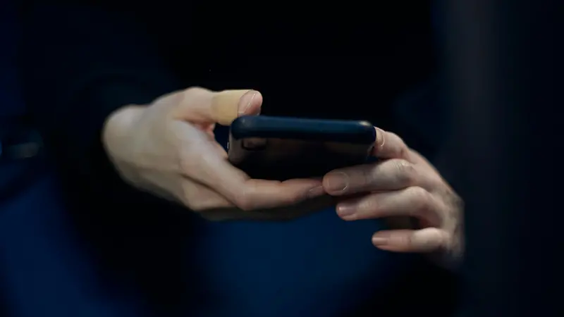 La moglie ha sventato la truffa quando ha trovato il marito armeggiare con lo smartphone