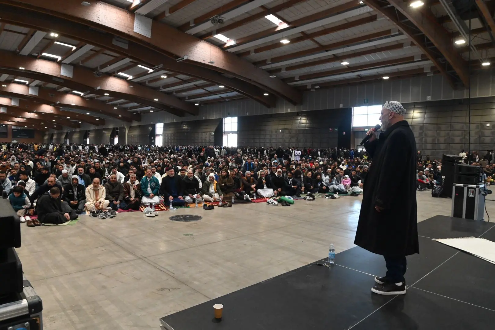 La festa di fine Ramadan al Brixia Expo col vescovo Tremolada