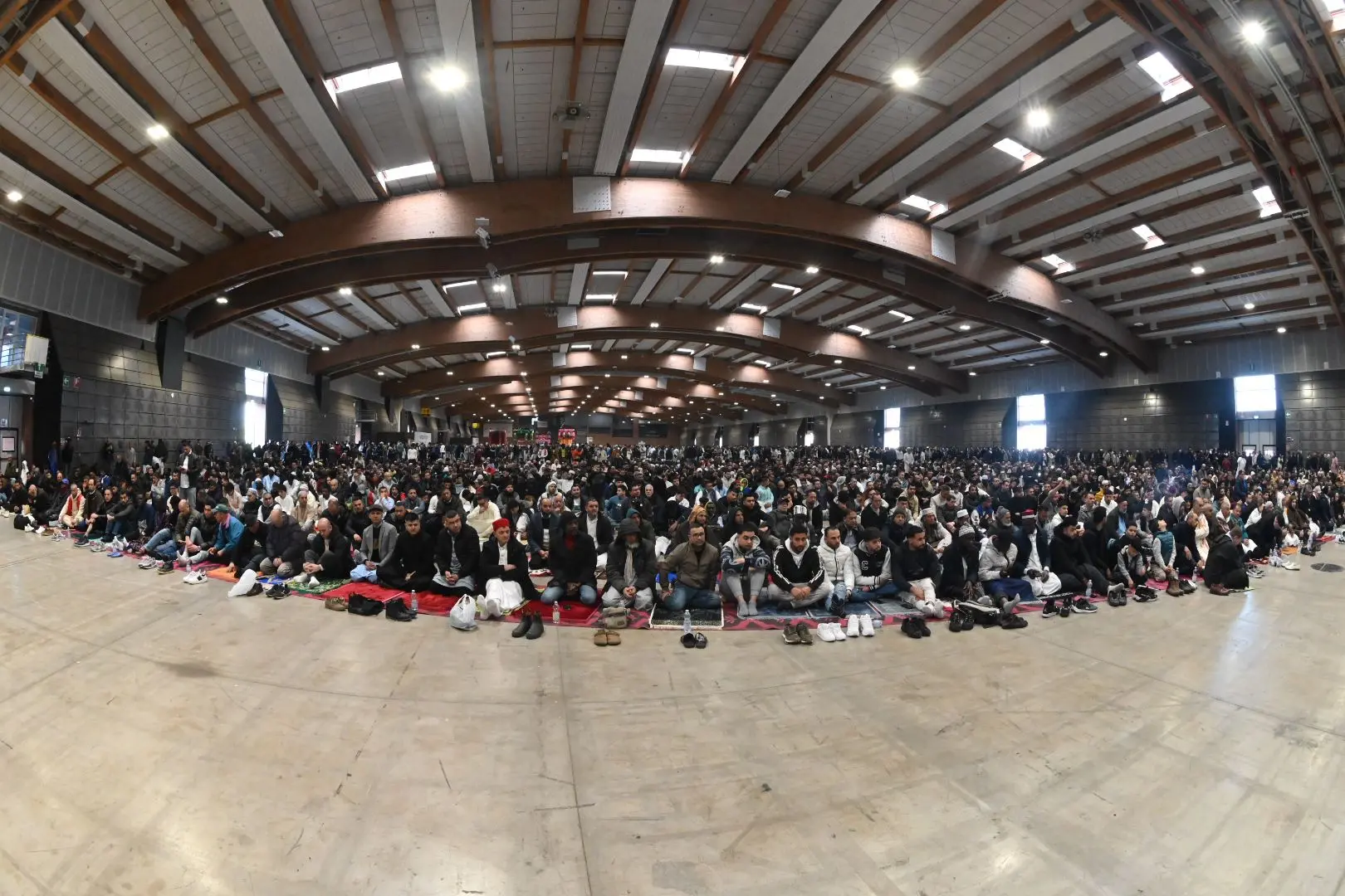 La festa di fine Ramadan al Brixia Expo col vescovo Tremolada