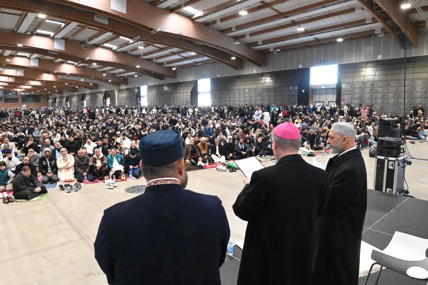 La festa di fine Ramadan al Brixia Expo col vescovo Tremolada