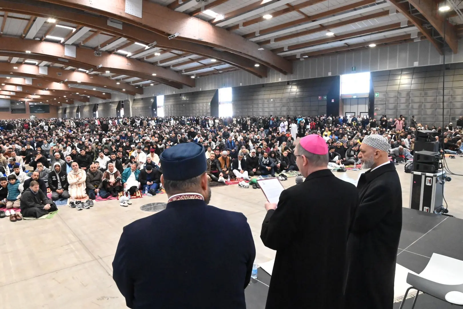 La festa di fine Ramadan al Brixia Expo col vescovo Tremolada